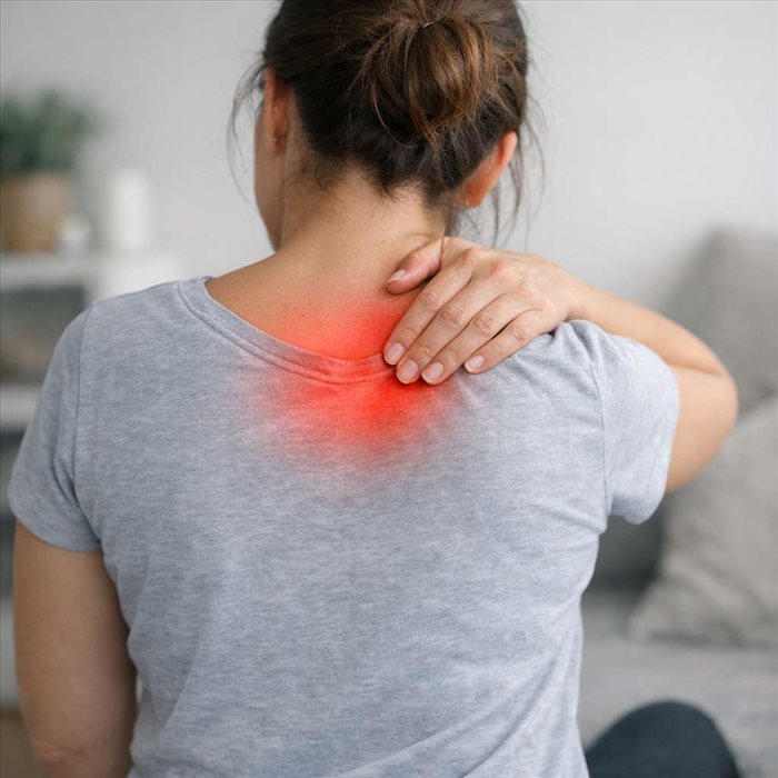 Douleur entre les omoplates : causes, signes et solutions